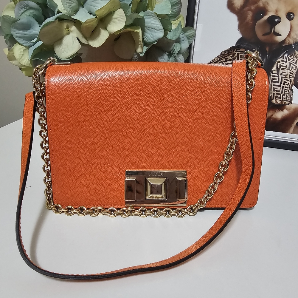 EUC FURLA PEBBLE LEATHER SHOULDER CROSSBODY BAG